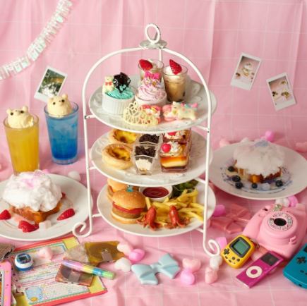 [Heisei Retro Afternoon Tea] Includes 10 kinds of sweets + Shirokuma-themed color float + instant camera rental bonus