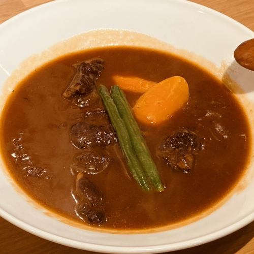 Beef stew with baguette