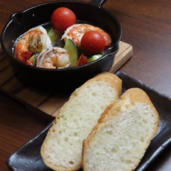 【種類豐富的下酒居酒屋菜色！ 】除了肉類料理，我們也提供豐富的下酒居酒屋菜品♪ 招牌菜有鐵板燒內臟炒麵、經典串燒，以及牛筋燉菜等單點料理！這些絕妙的菜餚與美酒完美搭配，讓您的飲品更加美味！請搭配您喜愛的飲品，享用我們的居酒屋菜餚。