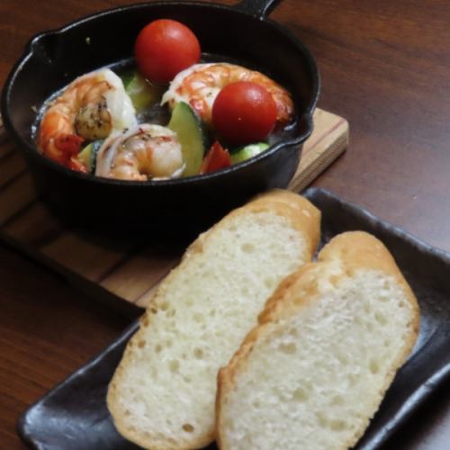 <p>【種類豐富的下酒居酒屋菜色！ 】除了肉類料理，我們也提供豐富的下酒居酒屋菜品♪ 招牌菜有鐵板燒內臟炒麵、經典串燒，以及牛筋燉菜等單點料理！這些絕妙的菜餚與美酒完美搭配，讓您的飲品更加美味！請搭配您喜愛的飲品，享用我們的居酒屋菜餚。</p>