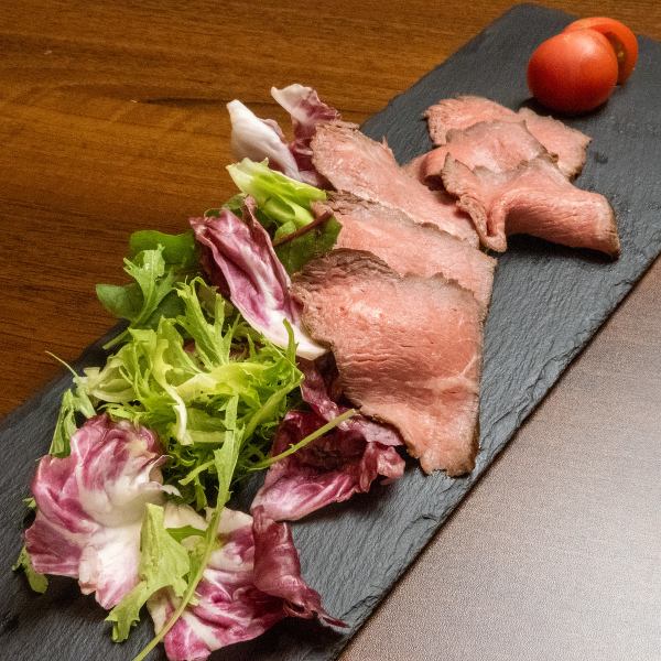 使用土佐赤牛大腿肉製作的濕潤、柔嫩、多汁的自製烤牛肉