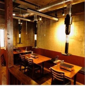 《大人数横並び可能》20名様まで横並びで、顔を合わせながらの食事が可能です！