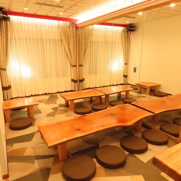 木の温もりを感じる店内は、やわらかな間接照明が広がる落ち着いた空間。座敷とテーブル席を備え、人数やシーンに合わせて使い分けが可能です。ゆったりとした配置で、会話や料理を楽しむ時間が自然と長くなる、大人のための和モダンな雰囲気です。