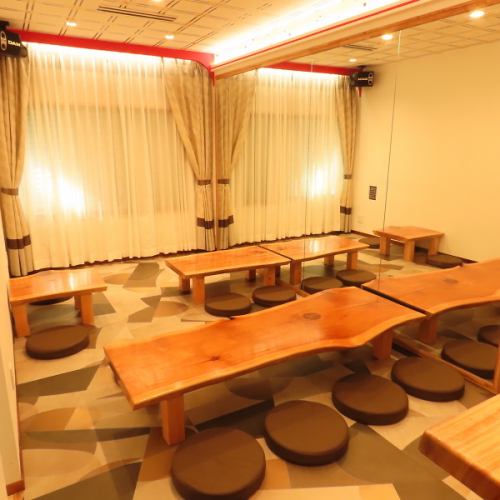 <p>木の温もりを感じる店内は、やわらかな間接照明が広がる落ち着いた空間。座敷とテーブル席を備え、人数やシーンに合わせて使い分けが可能です。ゆったりとした配置で、会話や料理を楽しむ時間が自然と長くなる、大人のための和モダンな雰囲気です。</p>