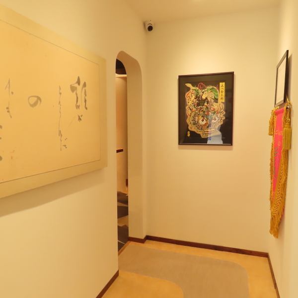 入った瞬間から視覚・嗅覚・聴覚など五感を刺激する空間でお出迎え。扉をくぐると、客席へ向かうまでの通路には、さまざまなアーティストによる作品を展示した小さなギャラリーが広がり、食事前から特別な時間を演出します。