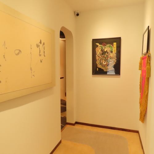 <p>入った瞬間から視覚・嗅覚・聴覚など五感を刺激する空間でお出迎え。扉をくぐると、客席へ向かうまでの通路には、さまざまなアーティストによる作品を展示した小さなギャラリーが広がり、食事前から特別な時間を演出します。</p>