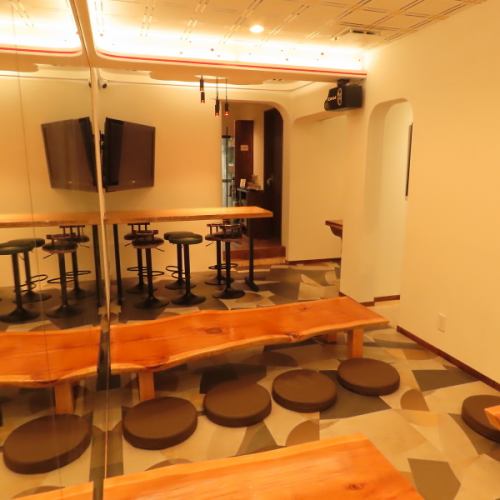 <p>建設業に20年以上携わってきたオーナーが、古民家を自ら改装し一から作り上げた空間。一枚板のテーブルや照明、演奏時の音の反響まで計算し尽くされています。温もりのある落ち着いた雰囲気の中に、さりげない遊び心を散りばめたデザイン内装も魅力です。</p>