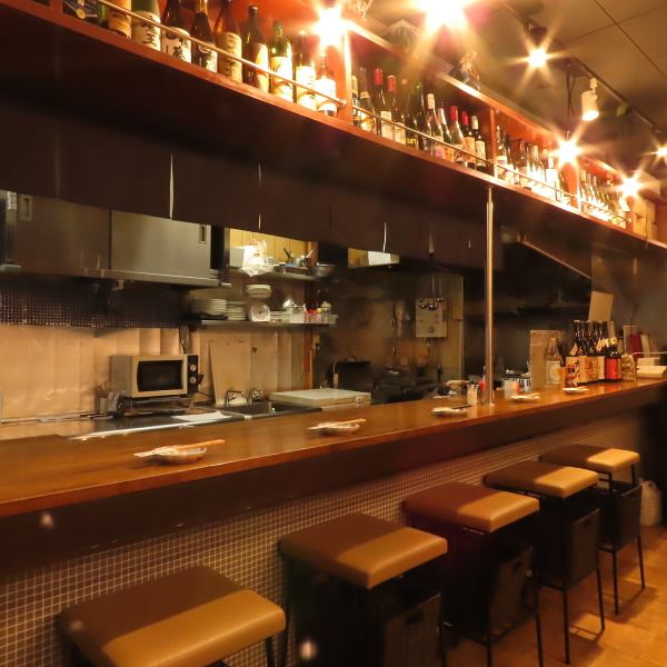 お一人様歓迎の落ち着いた空間で、料理長が目の前で腕を振るう贅沢なひとときを。落ちついた雰囲気の中、食材を生かした様々な料理と豊富なお酒を組み合わせて食事を堪能しながら、心地よい時間をお過ごしください。