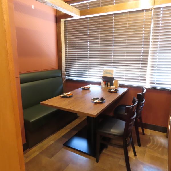 半個室も完備しているので和モダンのくつろぎ空間の中でご家族でのご利用や仲間同士でのご利用などに◎プライベートな空間の中で楽しく会話をしながら、お食事をお楽しみいただけます。自分たちだけの空間の中でリラックスしてお楽しみくださいませ。
