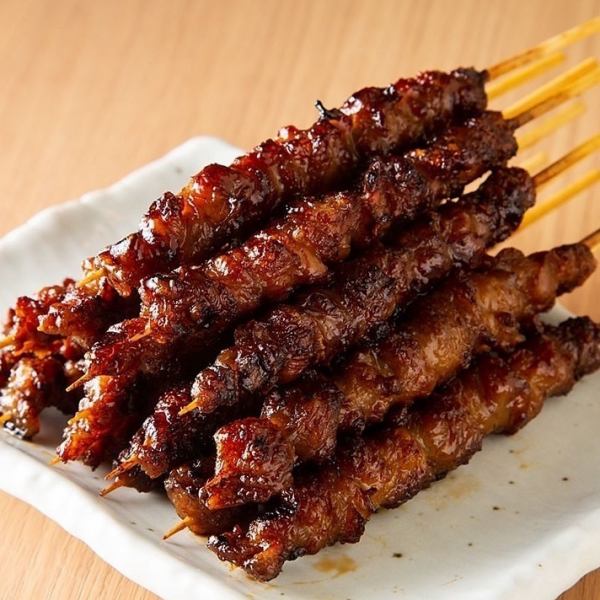 The chicken skin skewers, which are grilled with the philosophy of "devoting one's soul to each skin," are exquisite!