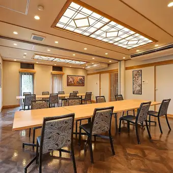 【大房间用桌】适合各种场合，从休闲午餐到追悼会、商务会议、公司聚会，以及与朋友的女生之夜。我们也接待小型团体，欢迎随时联系我们了解更多信息。