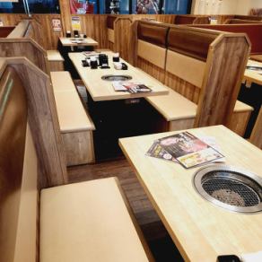 [Table seats for 16 people] There are 4 table seats for 16 people per row!! Enjoy your meal in a relaxing space!! (Yakiniku / Yakiniku / Banquet / All you can eat / All you can drink / Eat All-you-can-drink/Togane/Chiba/Birthday/Anniversary/Dinner/Kuroge Wagyu beef/New Year's party/Parking lot/Hormone/Gyukaku/Celebration/Lunch/Girls' party/Izakaya)