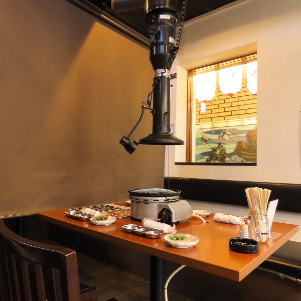 【2名から利用できる半個室】ゆったりと焼肉を楽しめる快適空間。周囲を気にせず会話も弾み、仕事帰りの食事や友人との普段使いにもぴったり。落ち着いた雰囲気の中で、食べ放題＆飲み放題の贅沢コースを心ゆくまで堪能できます。