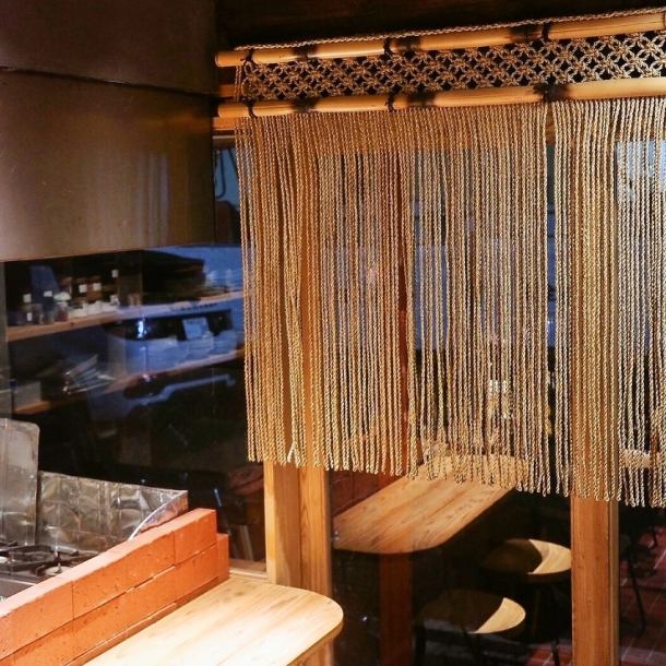 【三ノ宮にオープン】古民家をリノベーションした趣ある店内で、身体が喜ぶ美食を。農家と提携し、地産地消にこだわった兵庫県産の有機野菜を中心に使用しています。丁寧に炭焼きされた新鮮な野菜は、健康志向の方に特におすすめです。どこか懐かしさを感じる空間で、心ゆくまで旬の恵みをご堪能ください。