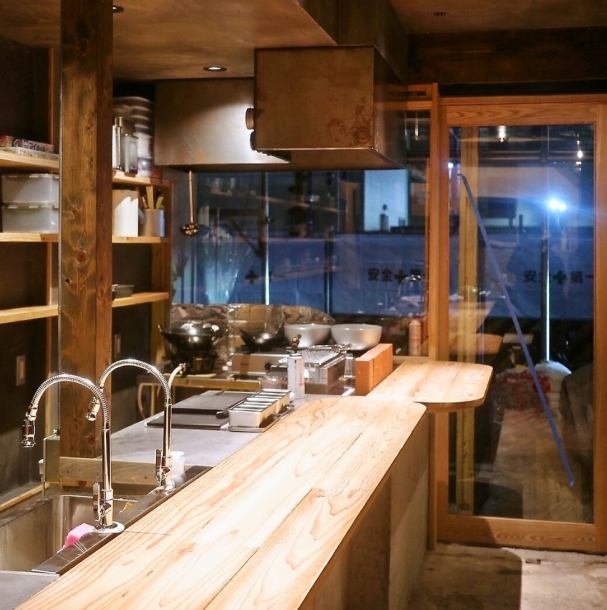 オープンキッチンを目の前にした臨場感溢れるカウンター席は、お一人様や大切な方とのデート利用に最適です。職人が炭火で野菜を丁寧に焼き上げる様子を間近で見ることができ、ライブ感も楽しめます。芳ばしい香りと活気を感じながら、できたての炭焼き野菜と美味しいお酒をゆっくりとお楽しみいただけます。