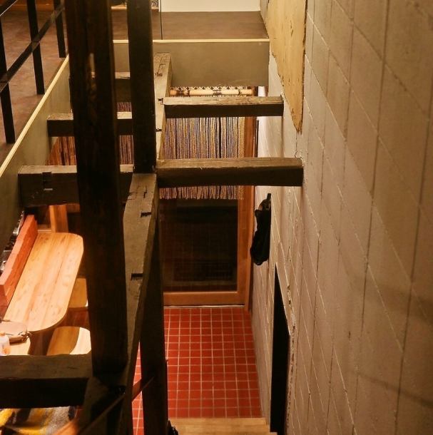 古民家ならではの風情を残した2階席は、昔ながらの「梁(はり)」がむき出しになった趣のある空間です。落ち着いた雰囲気で、気兼ねなく楽しめる女子会にぴったり。広々とした空間は、12名様から最大25名様までの貸切利用も承っております。大人数でのご宴会や特別な集まりにもぜひご利用ください。