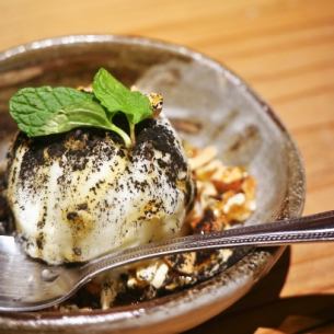 炭塩アイス 黒蜜とナッツ