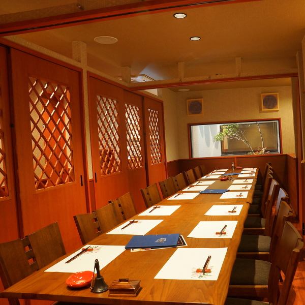 It is a private room seat with OK of up to 22 guests.It is recommended for corporate banquets.Please use it in the event of a large number of people.