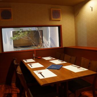 It is a private room seat for up to 6 people.Room with courtyard view.