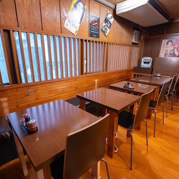 当店のテーブル席は、友人や家族とゆったりとした時間を過ごすのに最適な空間です。木の温もりを感じる内装で、落ち着いた雰囲気を演出しています。テーブルが広めに設計されているため、料理をたっぷりと並べて楽しむことができ、会話も弾みます。