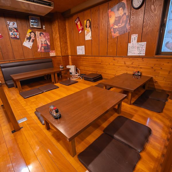 当店の座敷席は、家族や友人とゆったり過ごすのに最適な場所です。伝統的な和の雰囲気が漂うこのスペースでは、靴を脱いでリラックスしながらお食事を楽しむことができます。木の温もりを感じる内装が、心地よい安心感を与えてくれます。座敷席は、特に大人数での集まりや、特別な日の食事にぴったりです。