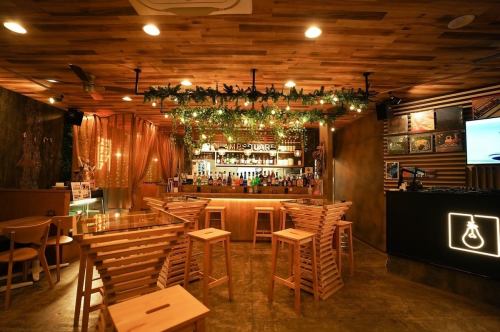 店内中央にあるハイテーブル席。ドリンク利用がメインの方にオススメです。
