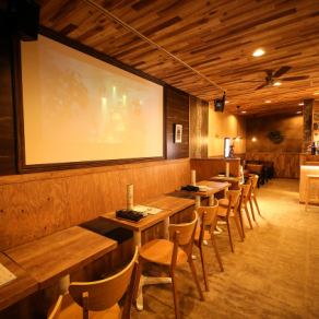 壁面沿いに並ぶベンチシート席。連結可能で最大18名程度までご利用頂けます♪お食事利用がメインの方にオススメです。