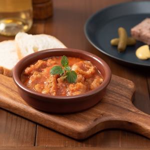 Tomato stew with tripe served with bread