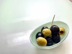 オリーブ盛り合わせ　Assorted Olives