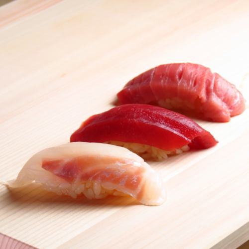 豊洲市場最大級の仲卸会社の山治さんから、今日はこれが1番という魚をネタとしてご用意しております。