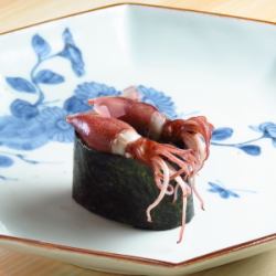 我们将从山路购买的美味鱼类制成美味的食材和寿司来提供给顾客。