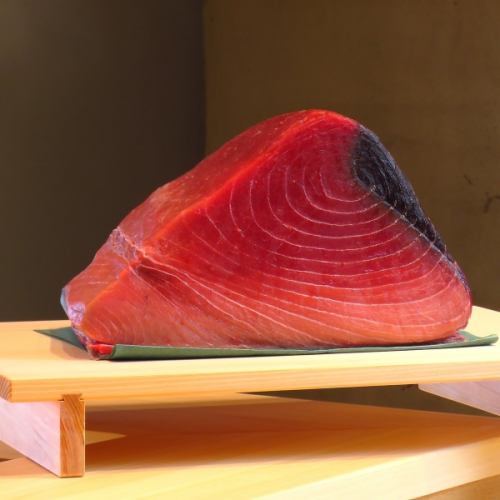 その日の食材に合わせ、鮨やあての追加注文も承ります。