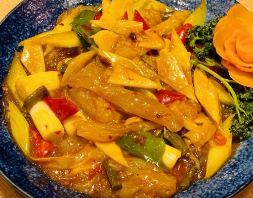 Stewed green pepper beef tendon