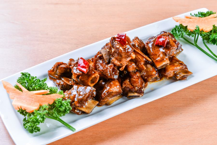 The taste of the alcohol goes on and on! ``Sichuan-style sweet and sour spare ribs'' with plenty of rich sweet and sour sauce