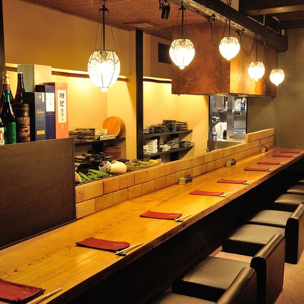 1階には臨場感あふれるカウンター席が9席、2階にはシックなバーカウンターが5席ございます♪お一人様でも気軽に立ち寄れる落ち着いた雰囲気で、上質な和牛と美酒をご堪能いただけます。特別な夜を演出する大人の空間です◎
