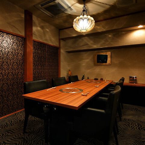 最大8名様までご利用いただける広々としたテーブルもございます♪大人数での宴会や、ご家族皆様での特別な集まりに最適です。
