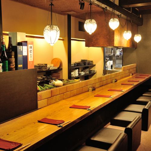 1階には、目の前で調理が見える特等席、カウンター席が9席ございます♪熟練の職人が織りなす繊細な調理の様子を目の前で眺めながら、最高級の和牛を五感でお楽しみいただけます。