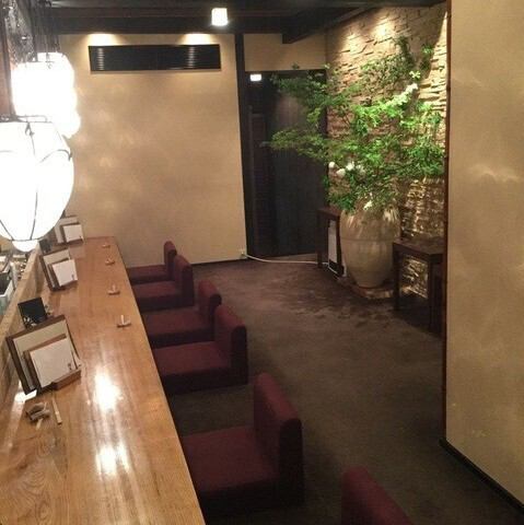 1階カウンター席は、オープンキッチンの臨場感を味わえます♪お一人様でゆっくり過ごしたい時や、大切な方とのデートにもぴったり◎