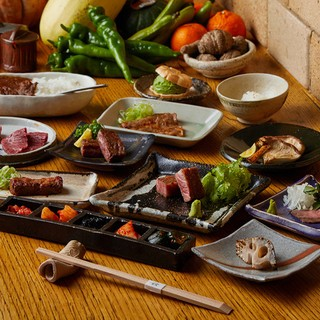 塩焼き3種やたれ焼き2種などボリューム満点の焼肉コース10000円(税込)