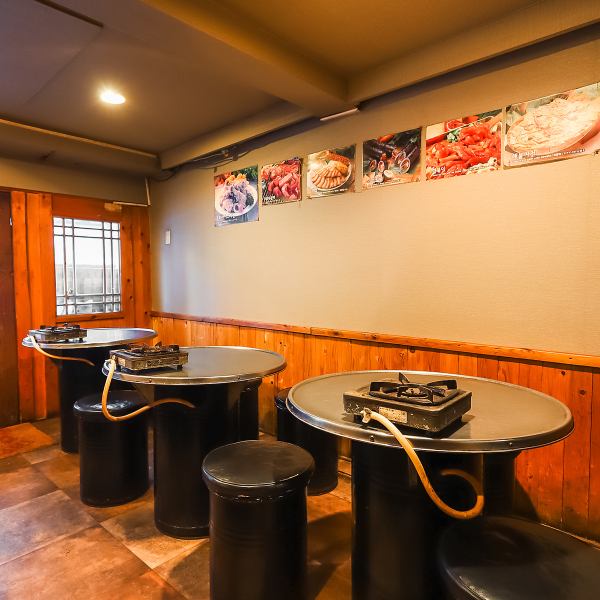 【上野駅・御徒町駅より徒歩5分、新御徒町駅より徒歩3分とアクセス◎】各種会社宴会はもちろん、女子会やデートなど、用途に合わせて使いやすいお店です！当店は貸切もOK◎各テーブルにガスコンロを設置しているので、熱々のお料理を囲んで盛り上がっていただけます♪会話が弾むこと間違いなしの空間です☆