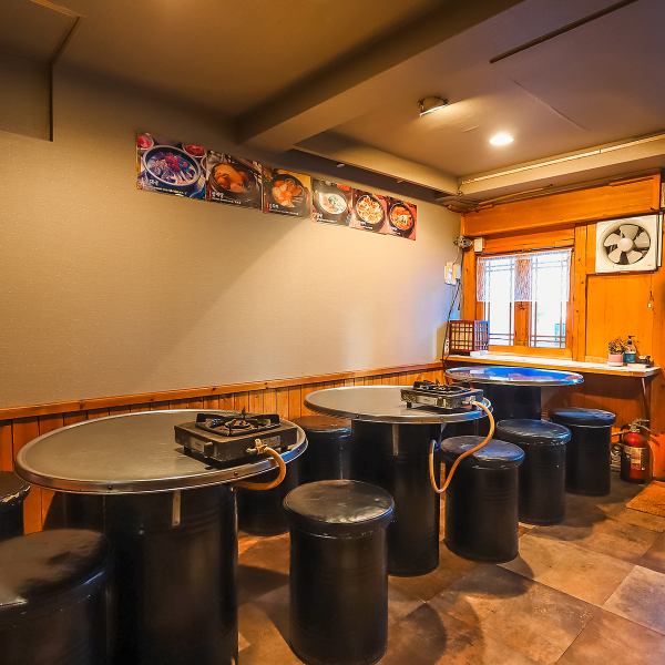 丸テーブルと丸椅子が並ぶ、カジュアルで活気ある賑やかな雰囲気♪仲間内での食事や、各種ご宴会などの飲み会にぴったりです◎大人数～中規模宴会、女子会やカジュアルなデートまで、様々なシーンにご利用いただけます！店内の椅子は全て荷物が入れられるので、上着を入れておけばにおいがつくのを防げます◎