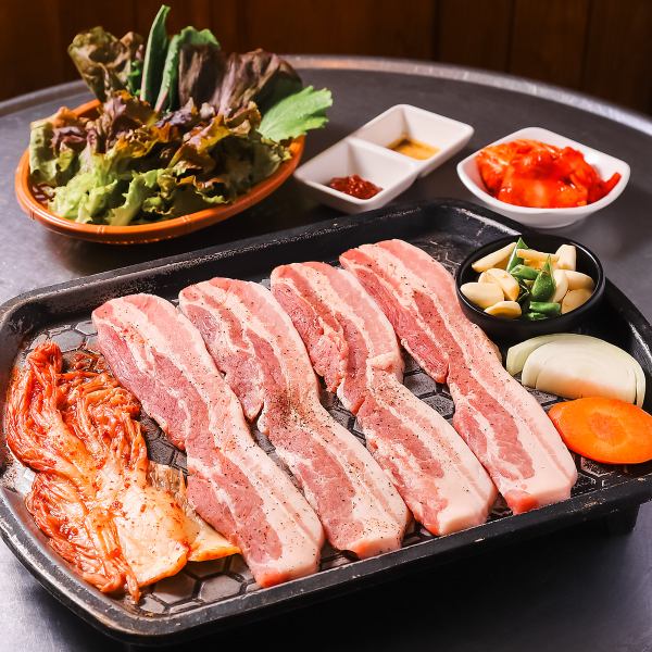 本場韓国の味が楽しめる♪ヘウンデの看板メニュー【サムギョプサル】