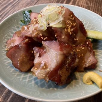 悬挂烤猪肉
