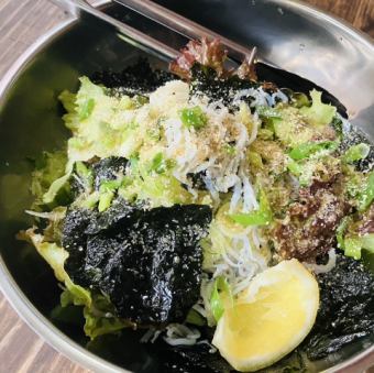 韩式海藻沙拉配小鱼和生菜