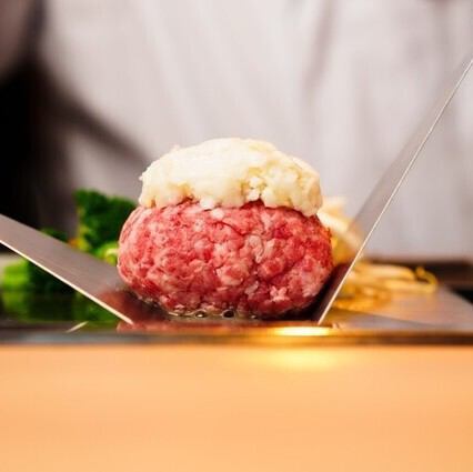 目の前で焼き上げるこだわりのハンバーグを楽しめるお店