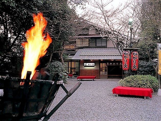観光名所・祇園の円山公園の中に入ってすぐの場所で好立地！とても京都らしい構え。門に焚かれたかがり火が目印★