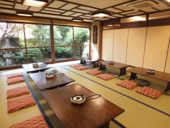 1階のお座敷は広々とした庭を眺められます。観光で京都の景色の良いお店を！との事でしたら、お店の周りが円山公園、八坂神社と観光スポットに囲まれた当店へ！