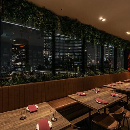 窓側席からはスカイビルを望む夜景が楽しめます♪