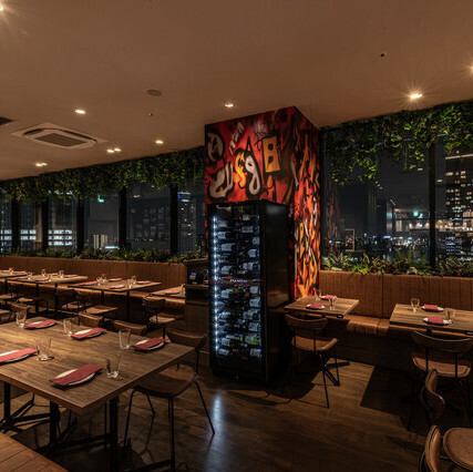 用途に応じた様々なお席を完備しております。梅田スカイビルの夜景を望む窓側の開放的な空間で世界の樽生ビールをはじめ、約30種類のクラフトビールが味わえる♪