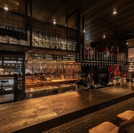 専用カウンターでカットするシェフのライブ調理やお一人でも気軽に立ち寄れるバーカウンターを設置！一人でも気軽に世界のクラフトビールが楽しめるカウンター席◎